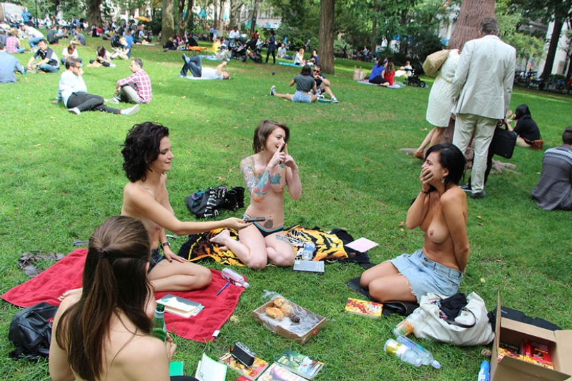 Why do New York girls read topless books in front of passers-by?