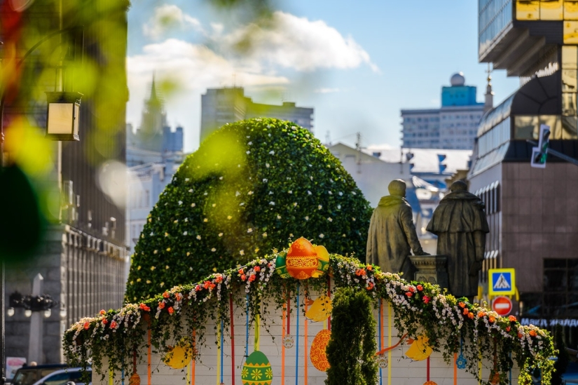 Why People magazine recognized Julia Roberts as the most beautiful woman in the world for the fifth time