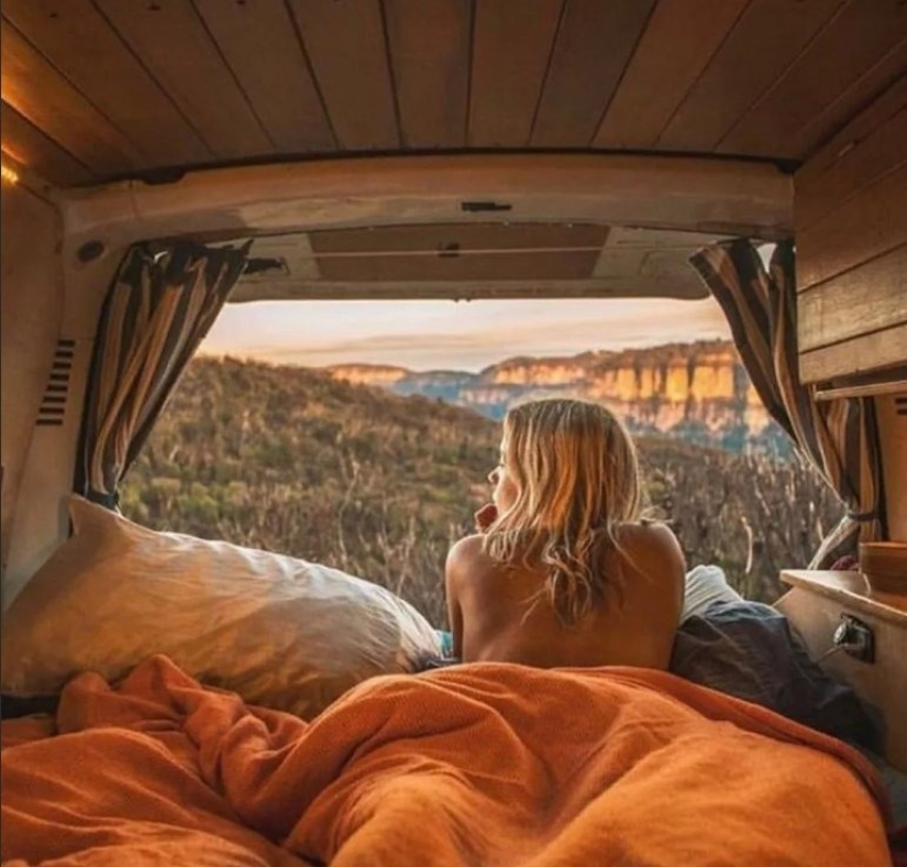 "With such fellow travelers anywhere" - 6 photos of beauties traveling in a motorhome.