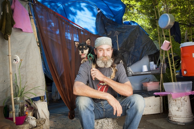 Without a home but with a friend