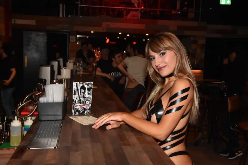 Without clothes and without shame: how a British woman went to the pub in a bikini made of scotch Without clothes and without shame: how a British woman went to the pub in a bikini made of scotch