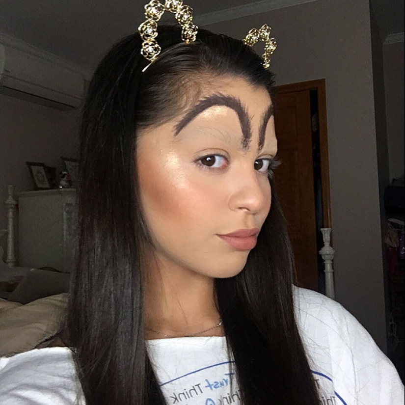 Woman Trolls Weird Eyebrow Trends With McDonald’s Brows And The Internet Is Applauding Her Woman Trolls Weird Eyebrow Trends With McDonald’s Brows And The Internet Is Applauding Her