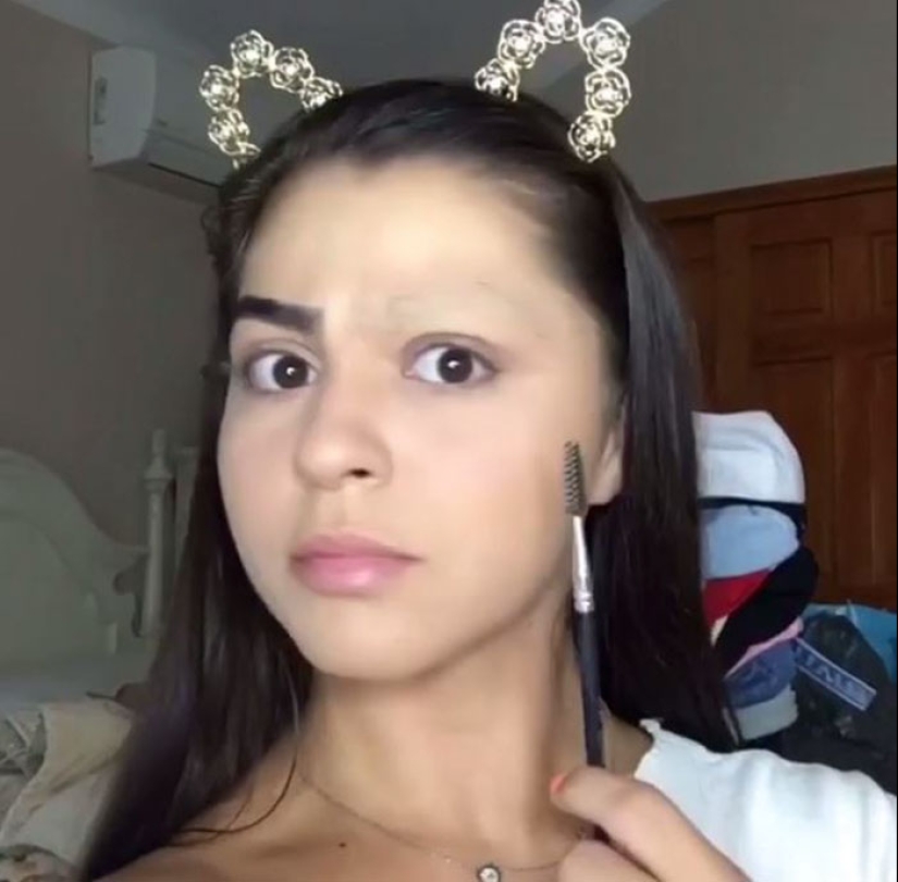 Woman Trolls Weird Eyebrow Trends With McDonald’s Brows And The Internet Is Applauding Her Woman Trolls Weird Eyebrow Trends With McDonald’s Brows And The Internet Is Applauding Her