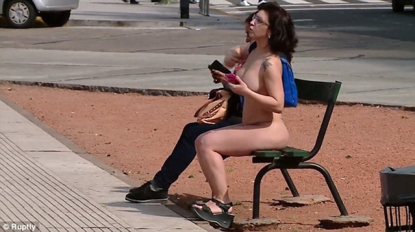 Women stripped naked in front of the Argentine parliament to prove that they are not things