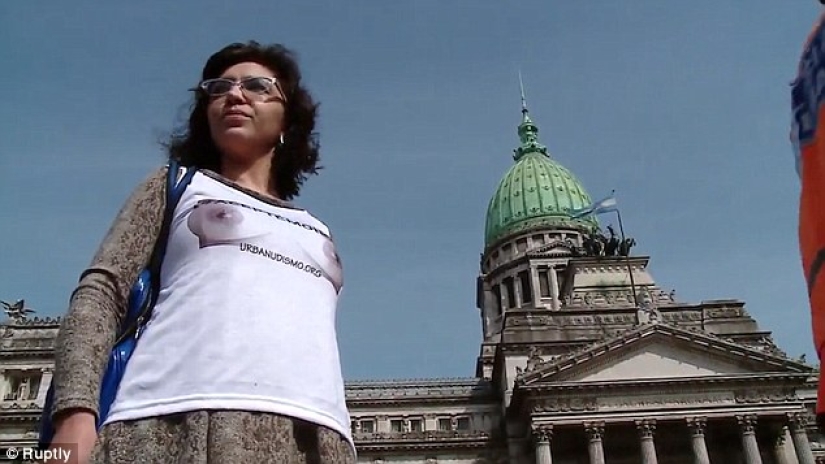 Women stripped naked in front of the Argentine parliament to prove that they are not things