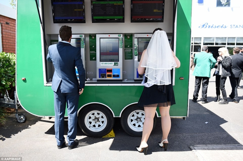 Y así es como se ven las damas y los caballeros en las carreras en Australia Y así es como se ven las damas y los caballeros en las carreras en Australia