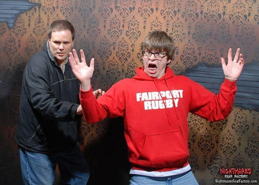 Y de nuevo las caras asustadas de los visitantes de la sala de los horrores Y de nuevo las caras asustadas de los visitantes de la sala de los horrores