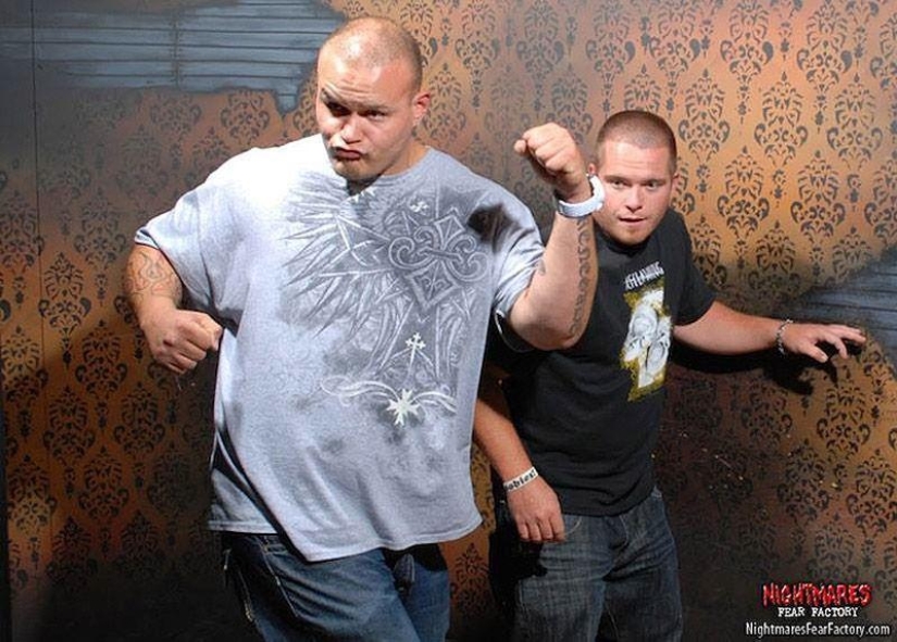 Y de nuevo las caras asustadas de los visitantes de la sala de los horrores Y de nuevo las caras asustadas de los visitantes de la sala de los horrores