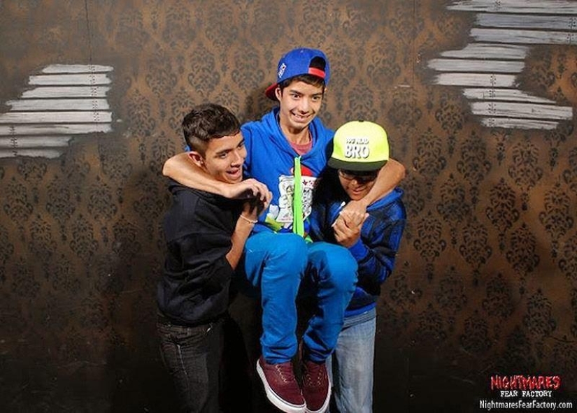 Y de nuevo las caras asustadas de los visitantes de la sala de los horrores Y de nuevo las caras asustadas de los visitantes de la sala de los horrores