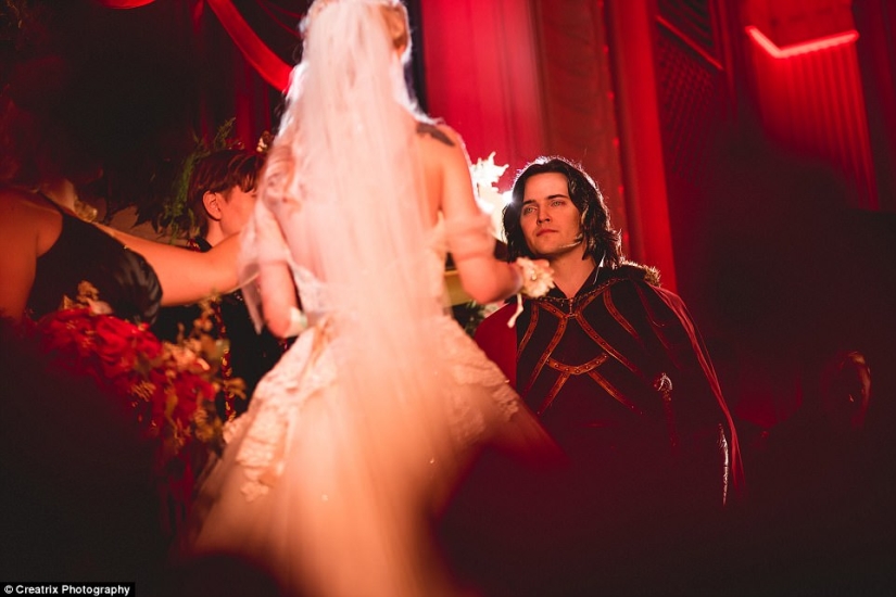 Y la muerte no se separará: una pareja obsesionada con los vampiros organizó una boda por 120 mil dólares Y la muerte no se separará: una pareja obsesionada con los vampiros organizó una boda por 120 mil dólares