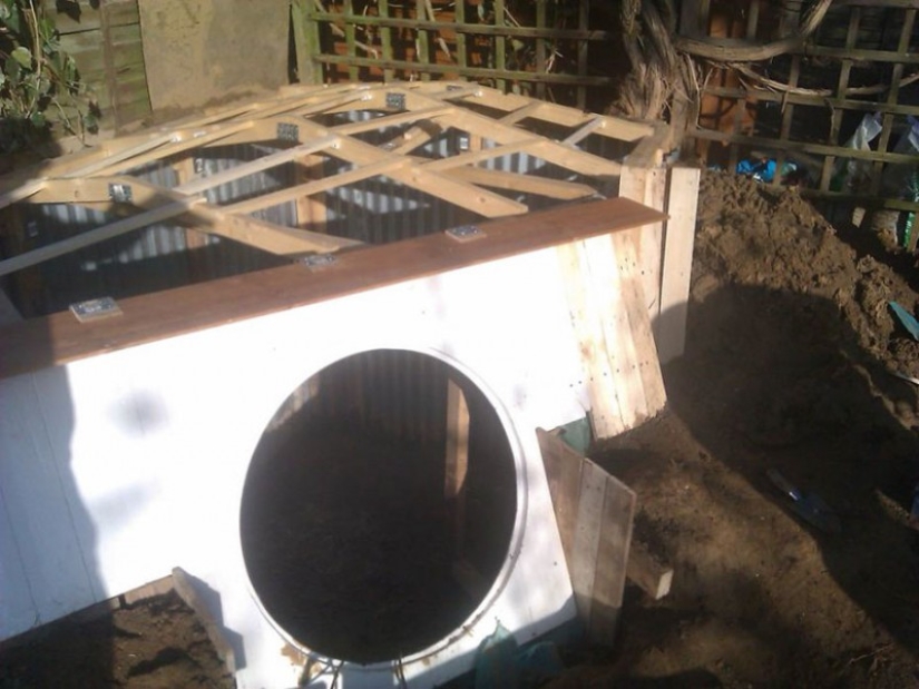 Y un hobbit se instaló en el patio inglés