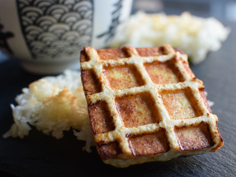 You will be surprised at the variety of dishes that can be cooked in an ordinary waffle iron.
