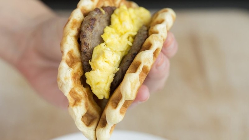 You will be surprised at the variety of dishes that can be cooked in an ordinary waffle iron.