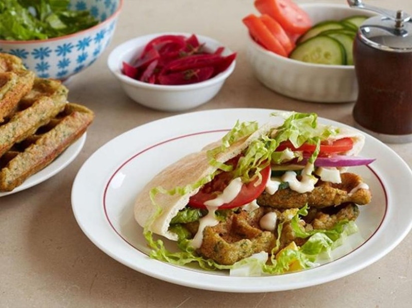 You will be surprised at the variety of dishes that can be cooked in an ordinary waffle iron.