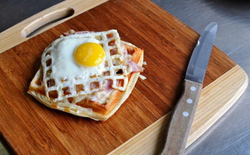 You will be surprised at the variety of dishes that can be cooked in an ordinary waffle iron.
