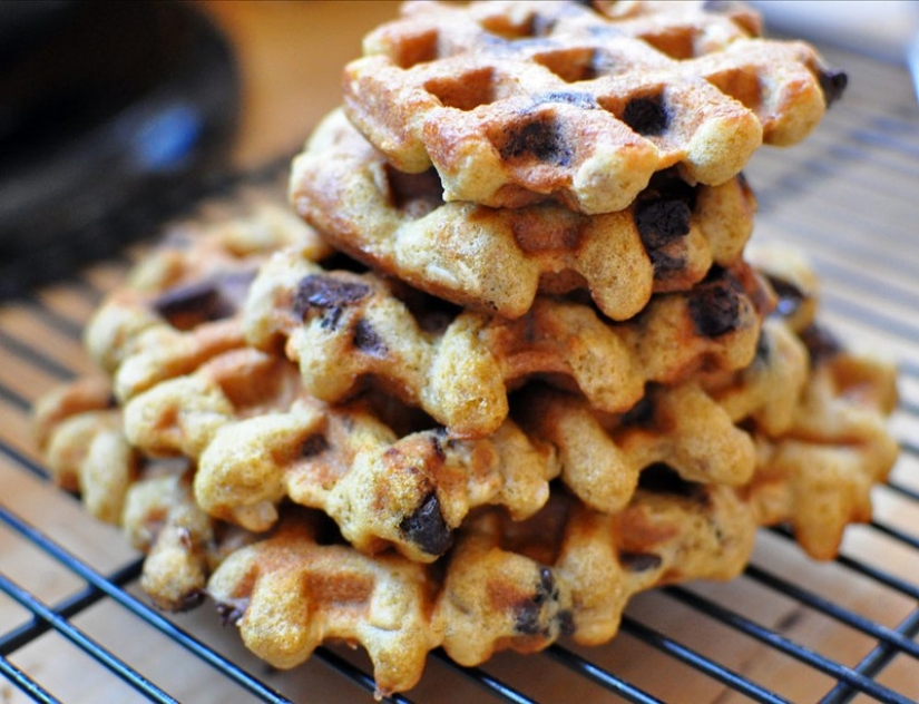 You will be surprised at the variety of dishes that can be cooked in an ordinary waffle iron.