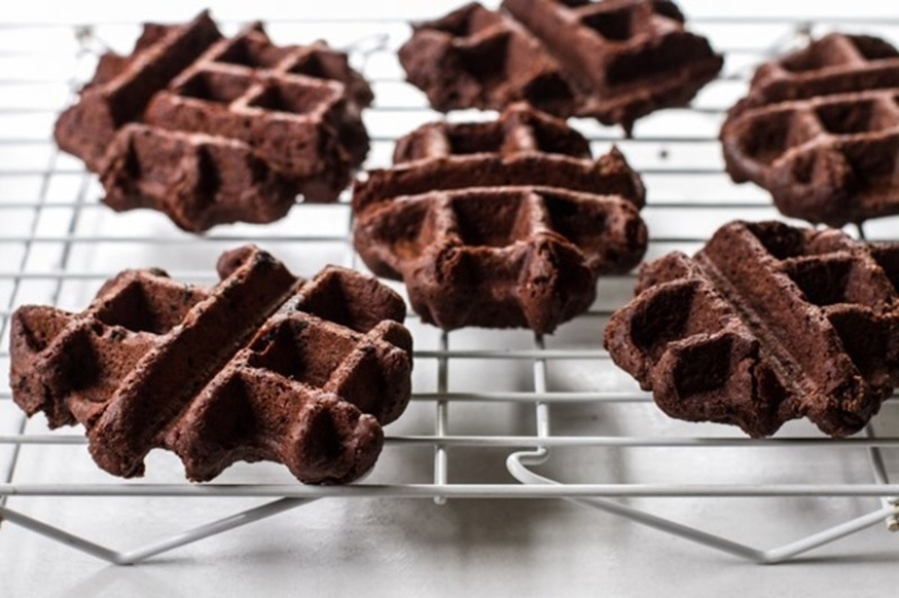 You will be surprised at the variety of dishes that can be cooked in an ordinary waffle iron.