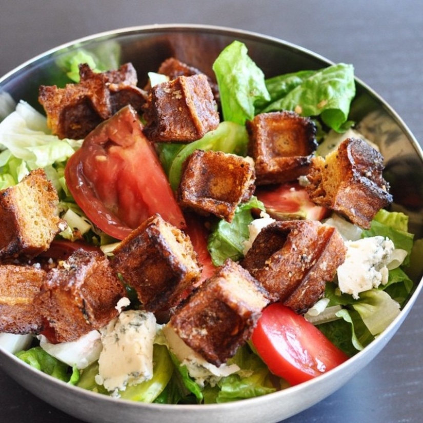 You will be surprised at the variety of dishes that can be cooked in an ordinary waffle iron.