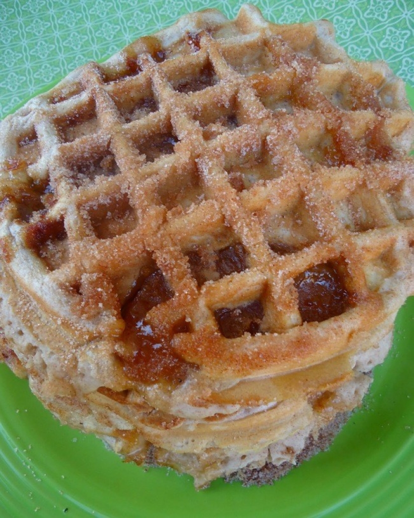 You will be surprised at the variety of dishes that can be cooked in an ordinary waffle iron.