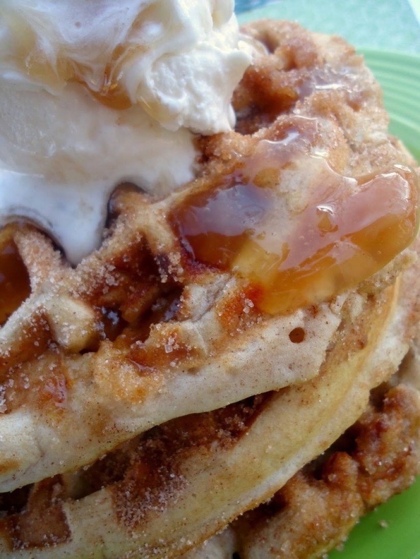 You will be surprised at the variety of dishes that can be cooked in an ordinary waffle iron.