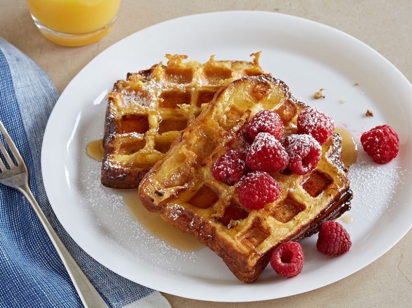 You will be surprised at the variety of dishes that can be cooked in an ordinary waffle iron.