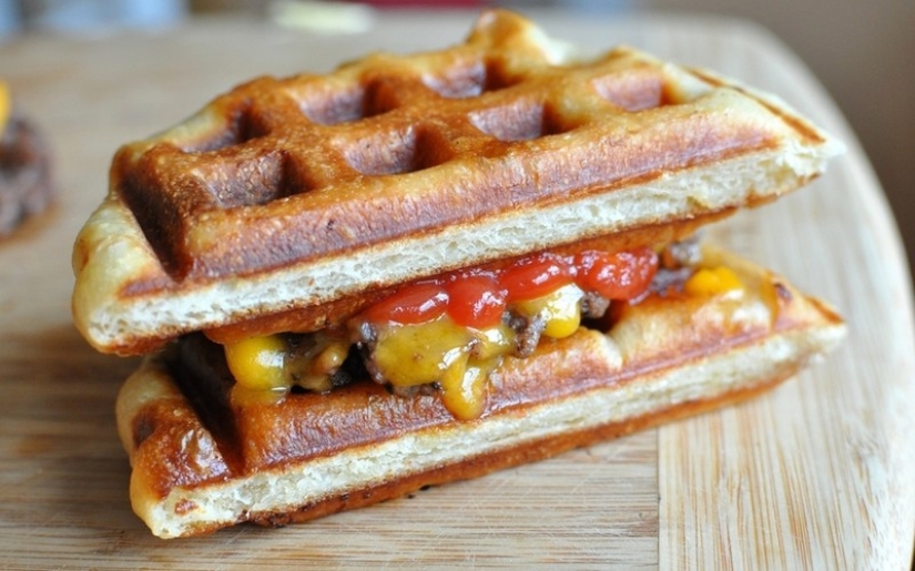 You will be surprised at the variety of dishes that can be cooked in an ordinary waffle iron.