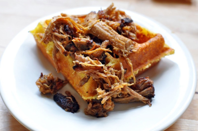 You will be surprised at the variety of dishes that can be cooked in an ordinary waffle iron.