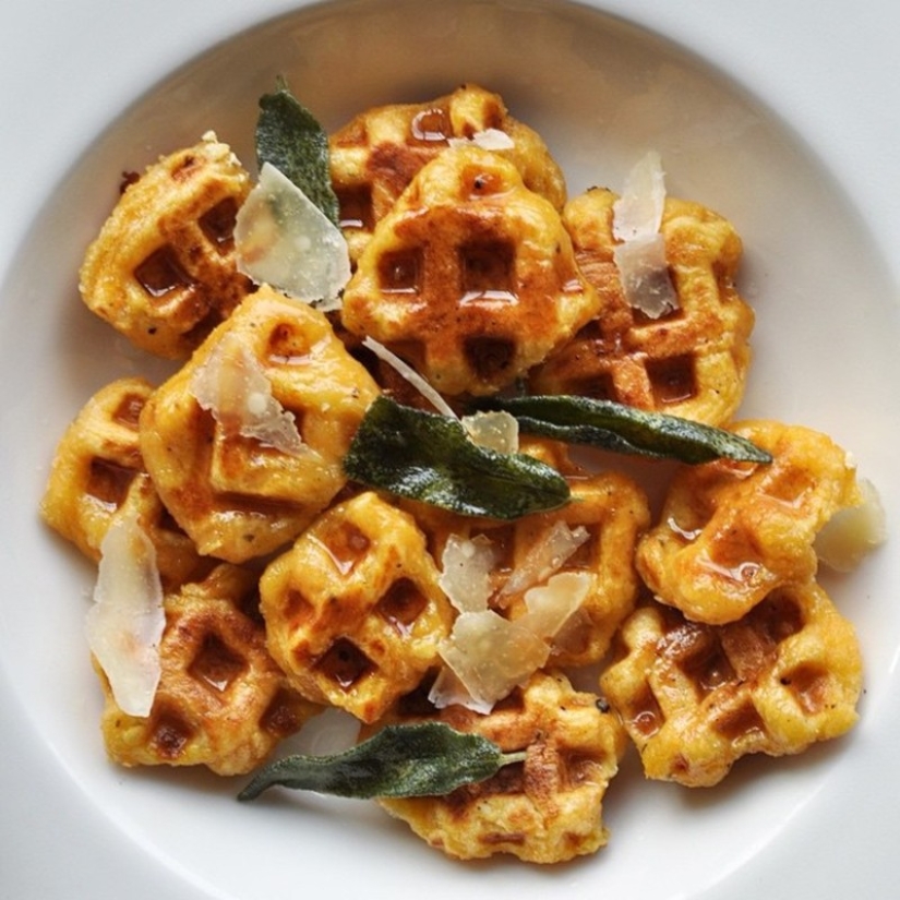 You will be surprised at the variety of dishes that can be cooked in an ordinary waffle iron.