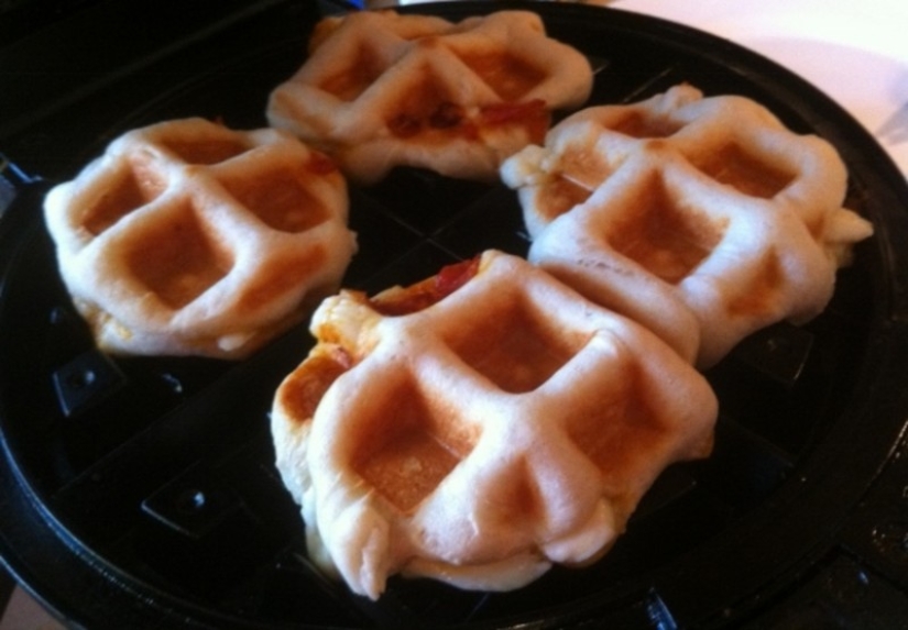 You will be surprised at the variety of dishes that can be cooked in an ordinary waffle iron.