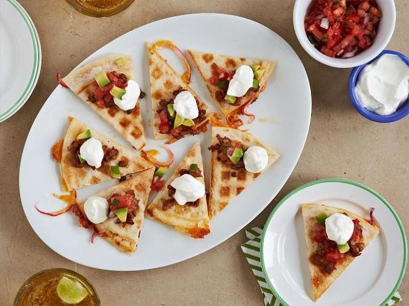 You will be surprised at the variety of dishes that can be cooked in an ordinary waffle iron.