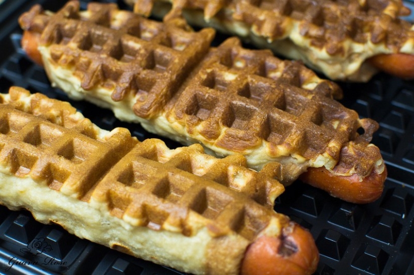 You will be surprised at the variety of dishes that can be cooked in an ordinary waffle iron.