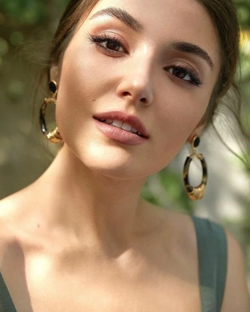 Yours or plastic? All plastic surgeries of Turkish beauty Hande Ercel