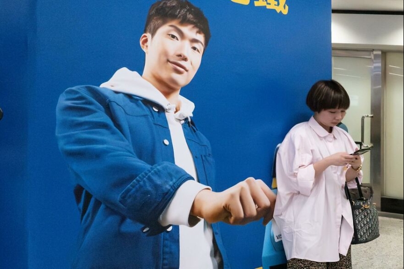 10 Funny Accidental Images That Were Taken At The Right Time And Place By This Street Photographer