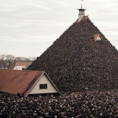 13 imágenes de inteligencia artificial que invitan a la reflexión, diseñadas por Alkan Avcıoğlu, y que exploran el caos de la vida actual