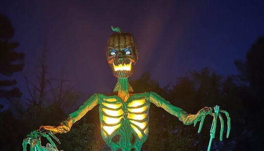 13 Times People Went Above And Beyond When It Came To Decking Out Their Lawn For Halloween