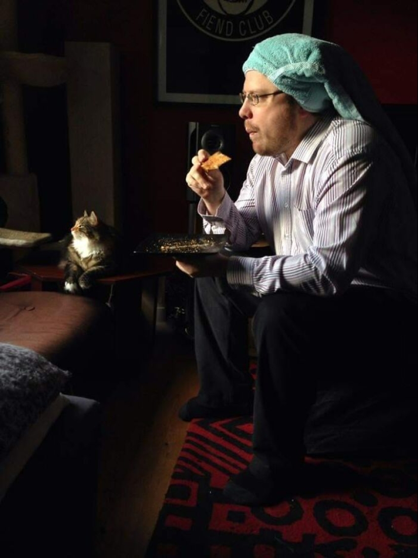 16 Times People Took Pictures Of Their Cats, Only To Realize It Was ‘Accidental Renaissance’