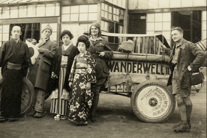 16-year-old girl en el siglo XX un círculo el mundo en coche