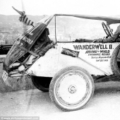 16-year-old girl en el siglo XX un círculo el mundo en coche