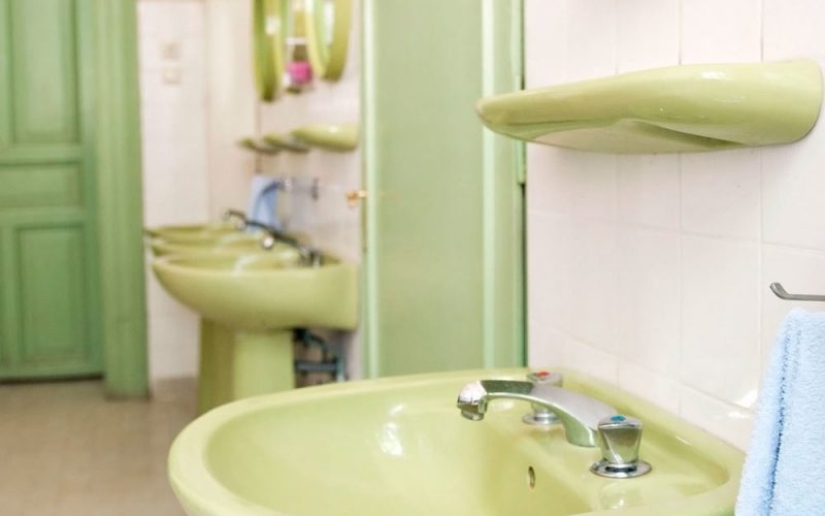 20 interior, which, in the opinion of the British, give a bad taste 20 interior, which, in the opinion of the British, give a bad taste