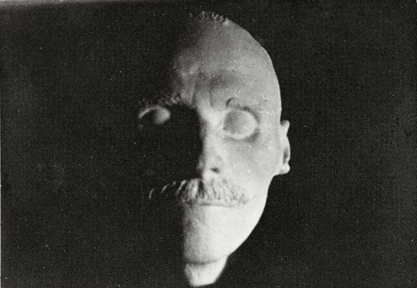 26 death masks of famous historical figures