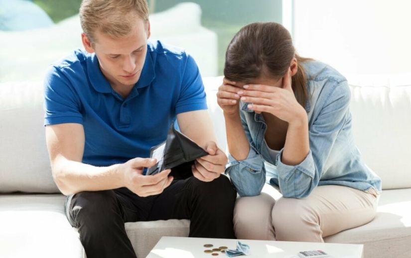 5 signs that a man has become a victim of financial abuse by his wife 5 signs that a man has become a victim of financial abuse by his wife