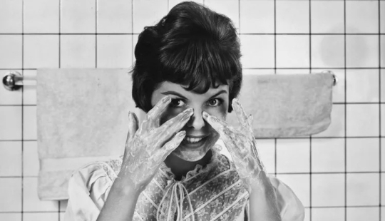 7 "Outdated" Beauty Trends That Are Making A Comeback In 2024