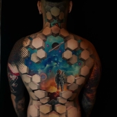 8 tatuajes alucinantes que capturan un mundo dentro de la piel hechos por este artista