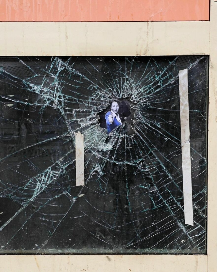 9 piezas humorísticas de arte callejero incorporadas a las calles por Oakoak 9 piezas humorísticas de arte callejero incorporadas a las calles por Oakoak