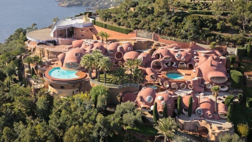 Absurd Palace of Bubbles, fascinated with Pierre Cardin