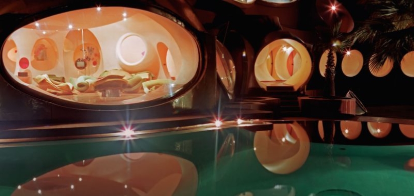 Absurd Palace of Bubbles, fascinated with Pierre Cardin