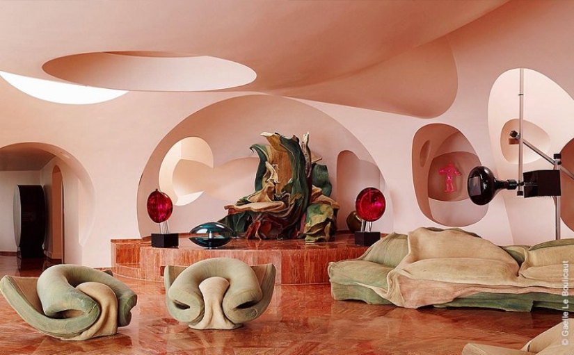 Absurd Palace of Bubbles, fascinated with Pierre Cardin