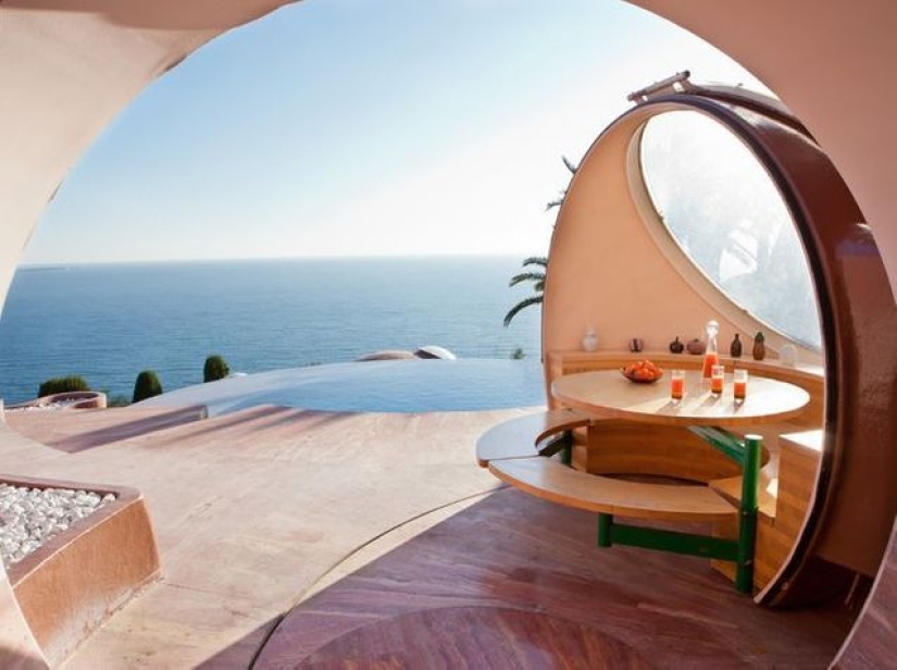 Absurdo Palacio de Burbujas, fascinado con Pierre Cardin