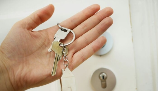 ¿AITA por mudarse después de que mi ex mejor amiga afirmó que era mi 'invitada en casa'? ¿AITA por mudarse después de que mi ex mejor amiga afirmó que era mi 'invitada en casa'?