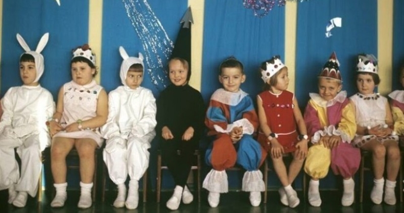 "All the girls are snowflakes, and the boys are clowns": children's costumes for New Year's parties in the 90s "All the girls are snowflakes, and the boys are clowns": children's costumes for New Year's parties in the 90s